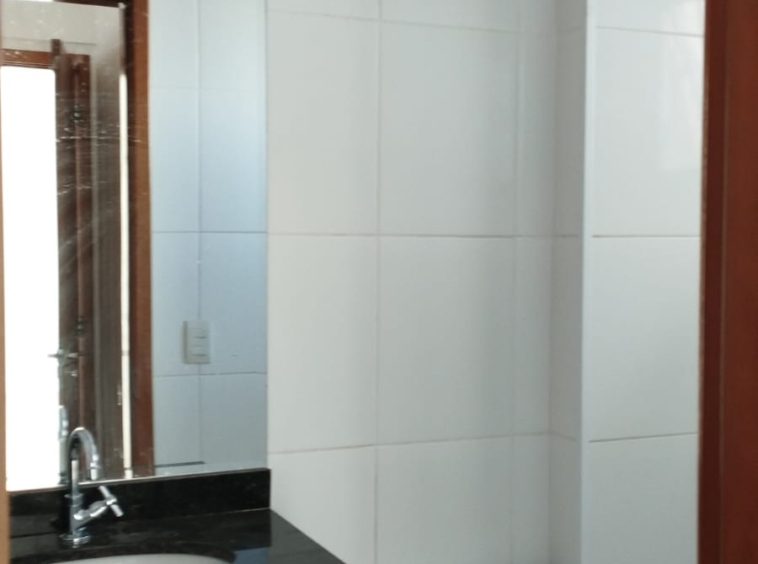 Banheiro 1 do apartamento com 2 banheiros para alugar no