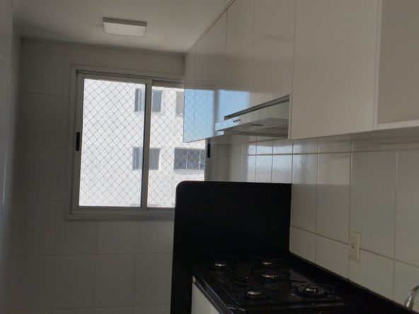 cozinha com armários do apartamento de 2 quartos para alugar