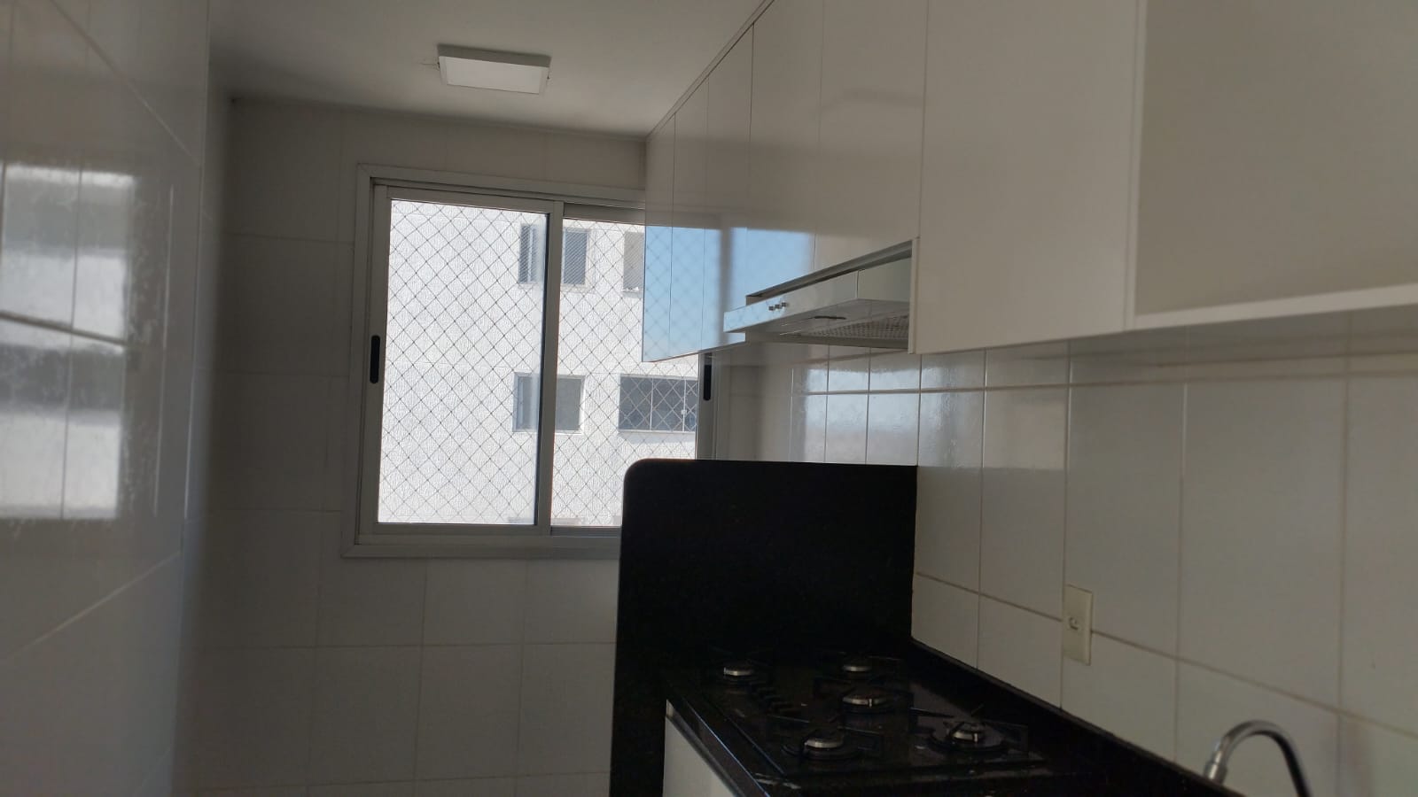 cozinha com armários do apartamento de 2 quartos para alugar