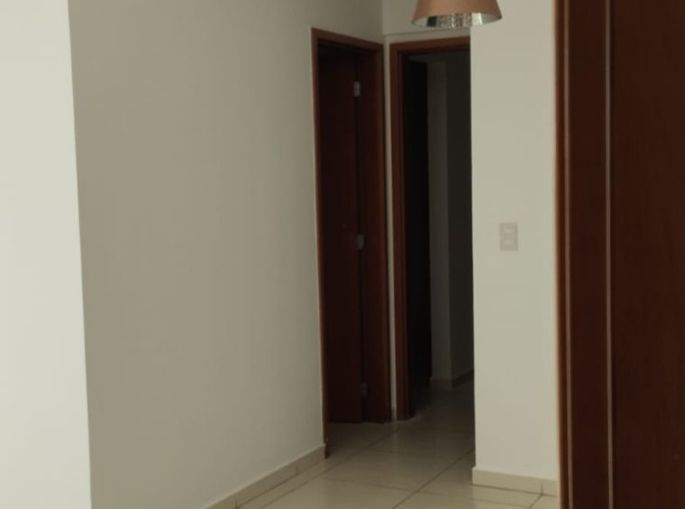 apartamento de 2 quartos para alugar com área de passagem para os quartos