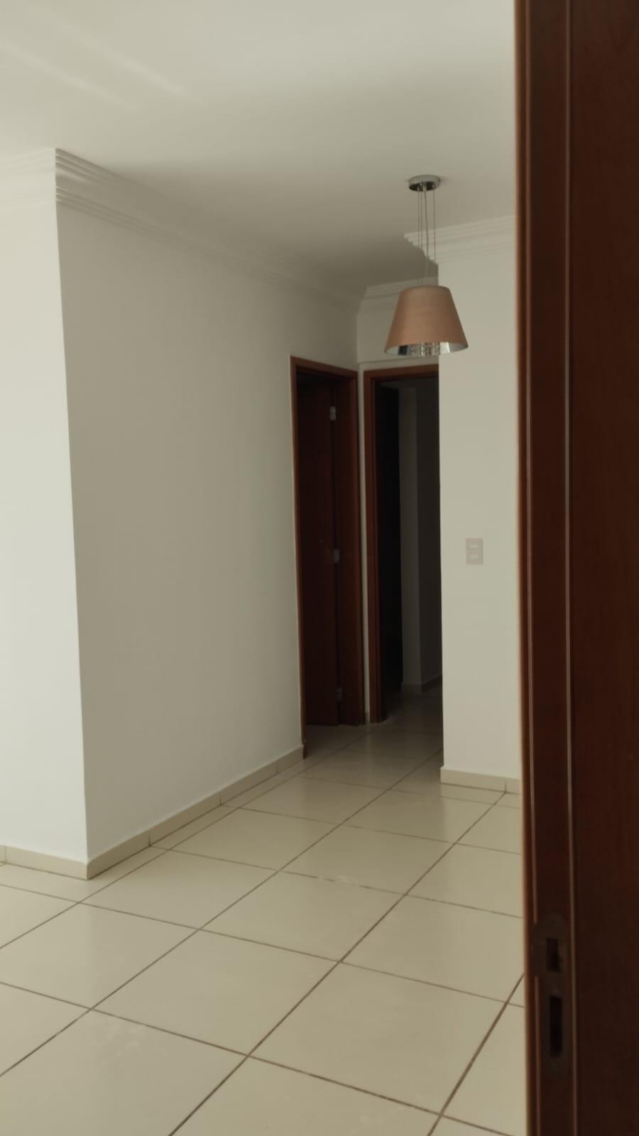 apartamento de 2 quartos para alugar com área de passagem para os quartos