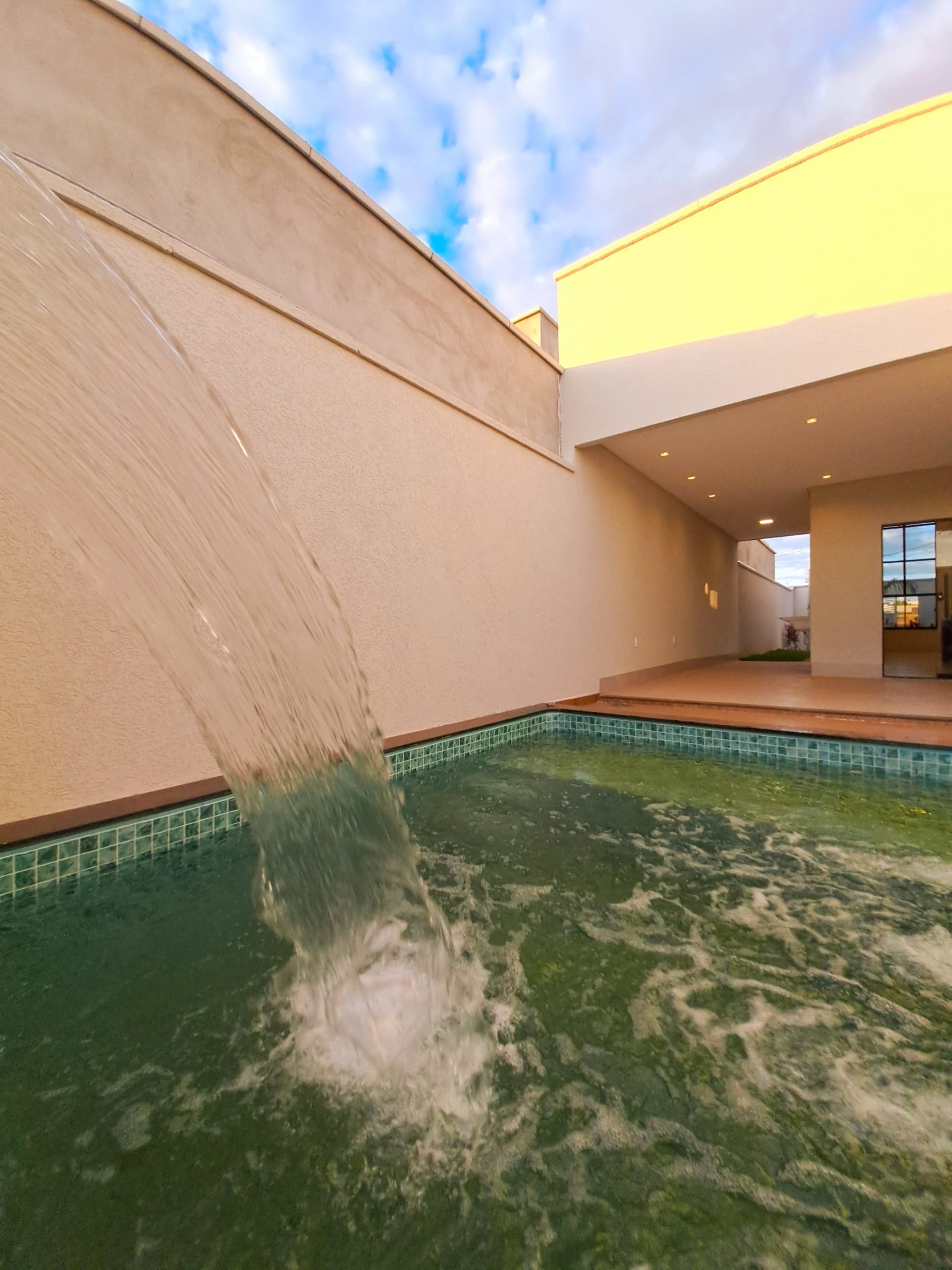 Ângulo 3 da piscina da Casa no Jardim Gramado