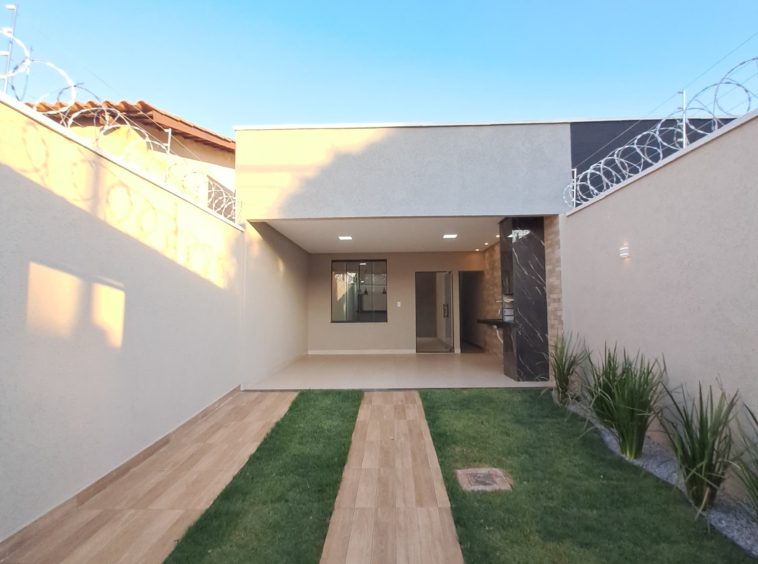 Frente da Casa á Venda no Novo Planalto
