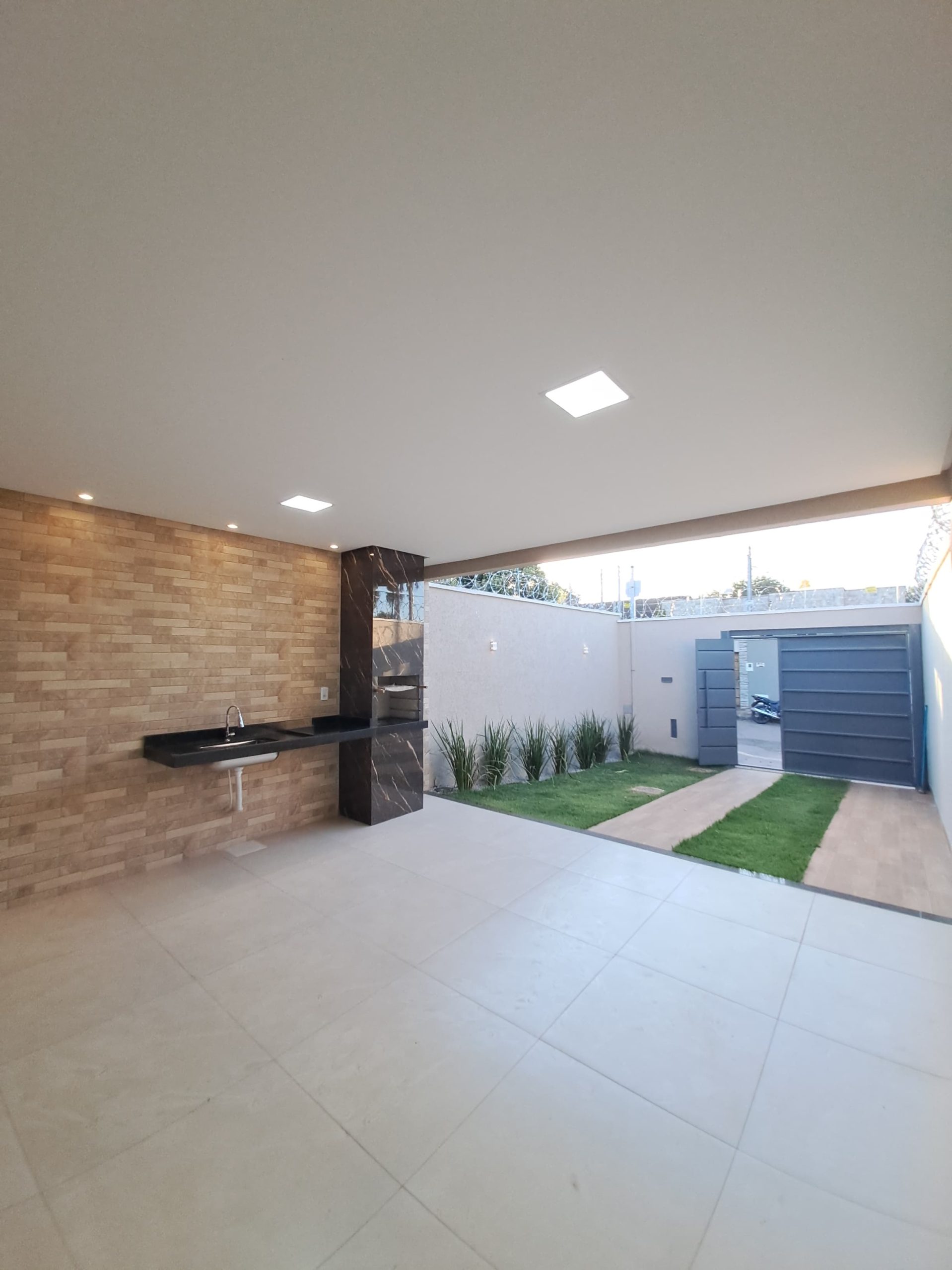Garagem Ângulo (de dentro pra fora) da Casa á Venda no Novo Planalto