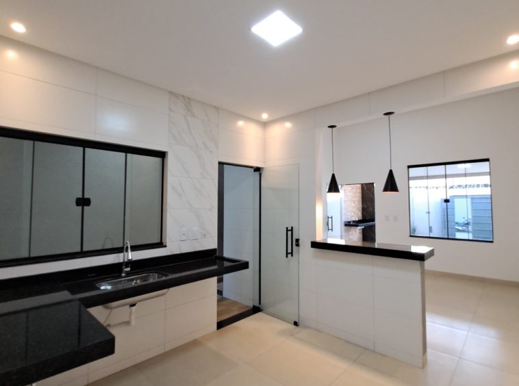 Ângulo 2 da Cozinha da Casa á Venda no Novo Planalto