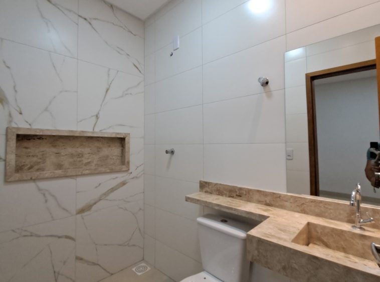 Banheiro da suíte da Casa á Venda no Novo Planalto