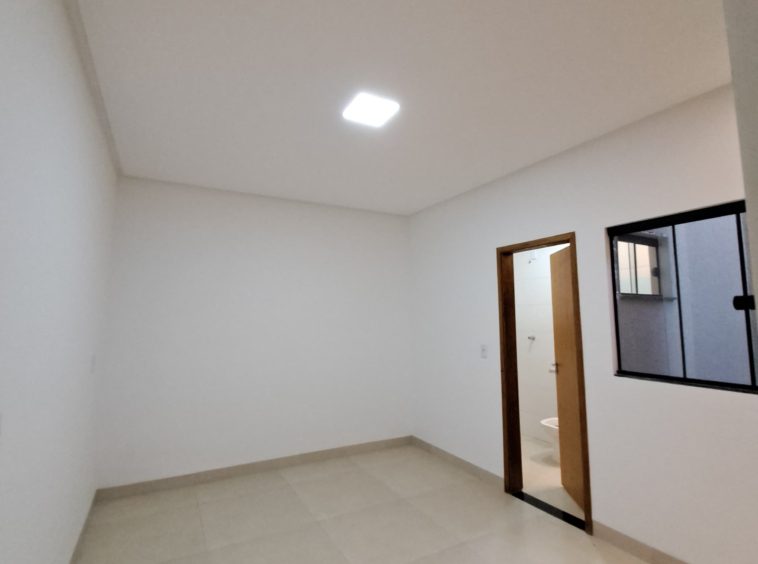 Ângulo 1 da suíte da Casa á Venda no Novo Planalto