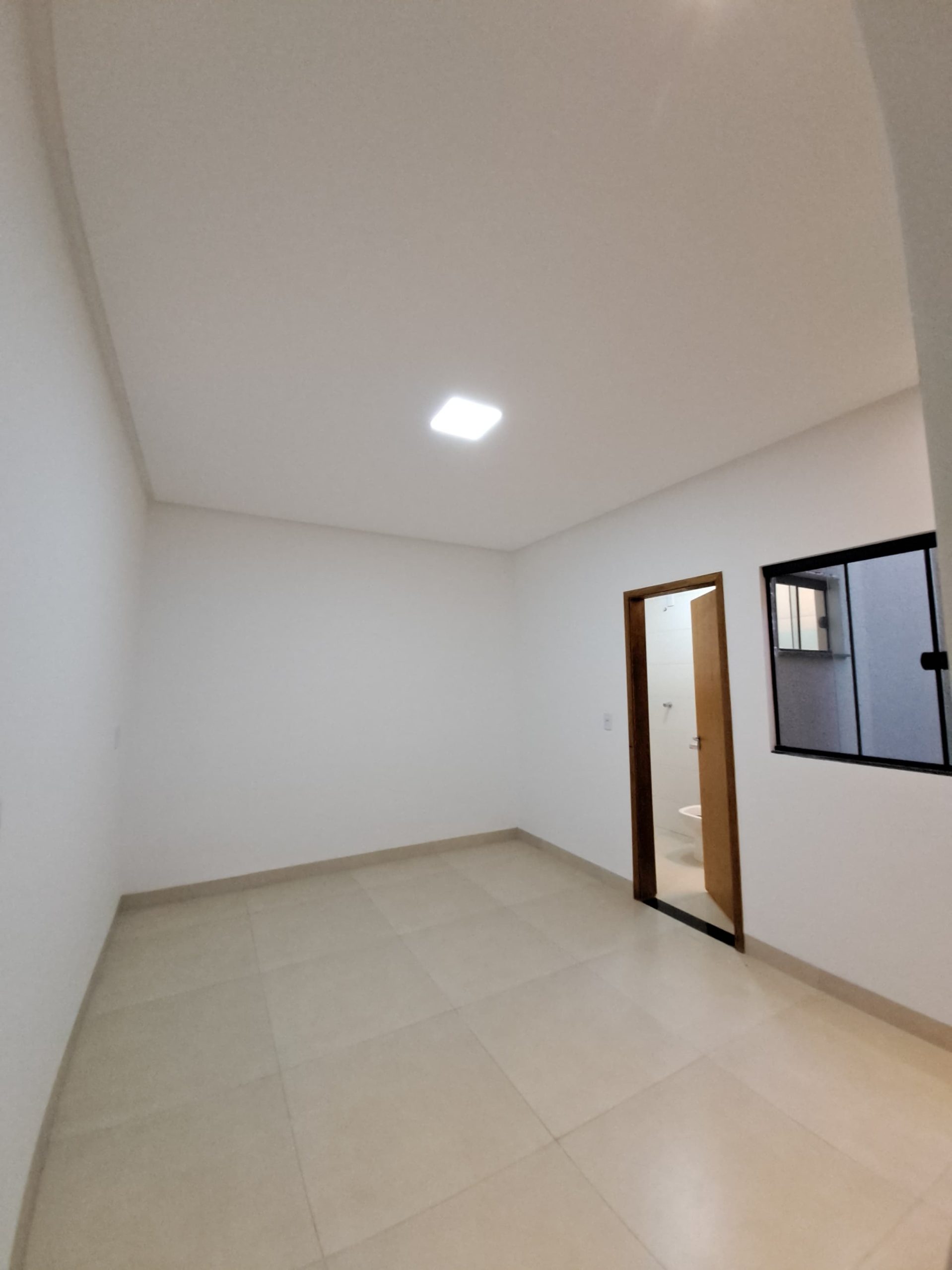 Ângulo 1 da suíte da Casa á Venda no Novo Planalto