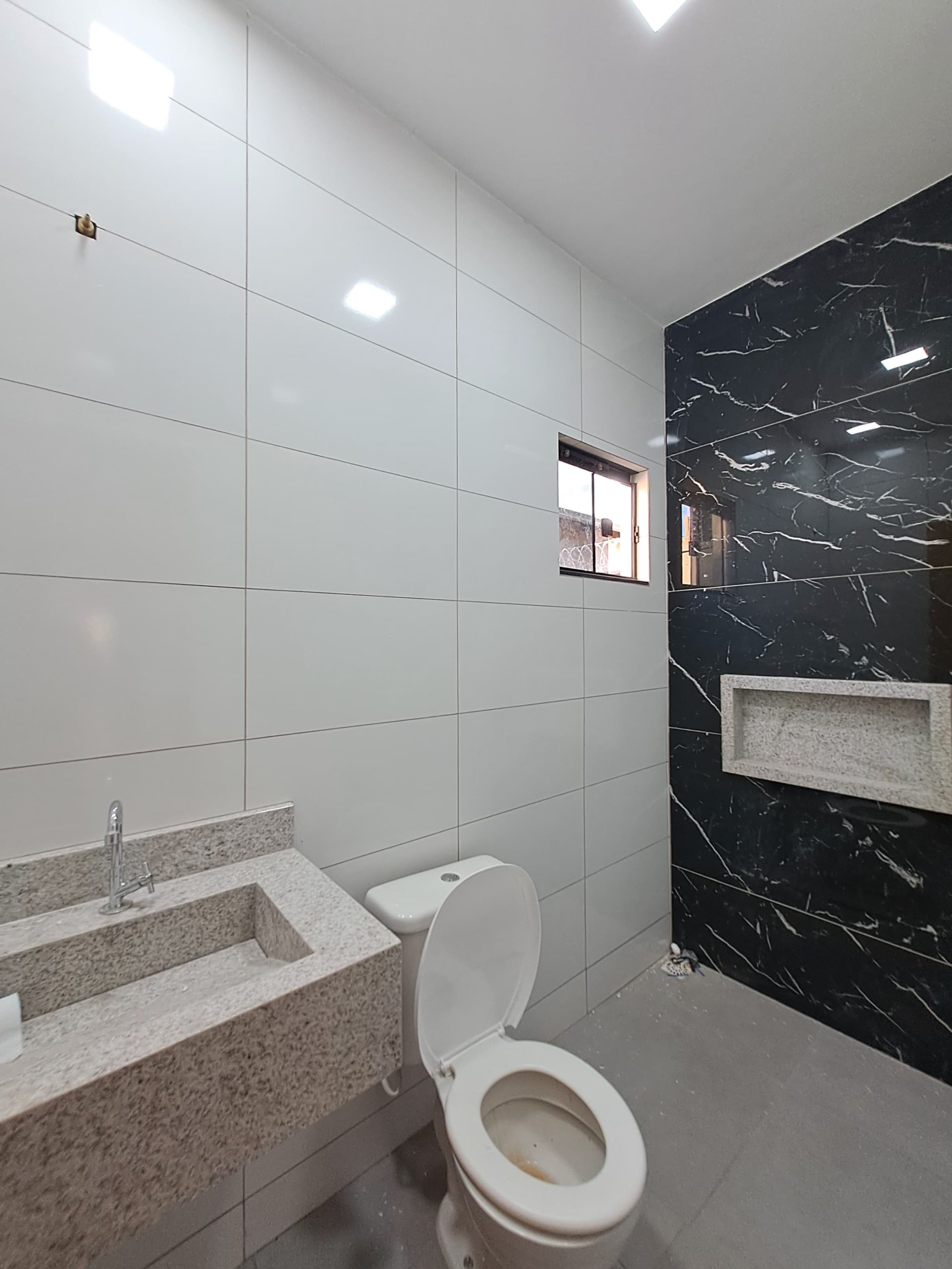 Banheiro da suíte da Casa á venda no Shangri-lá