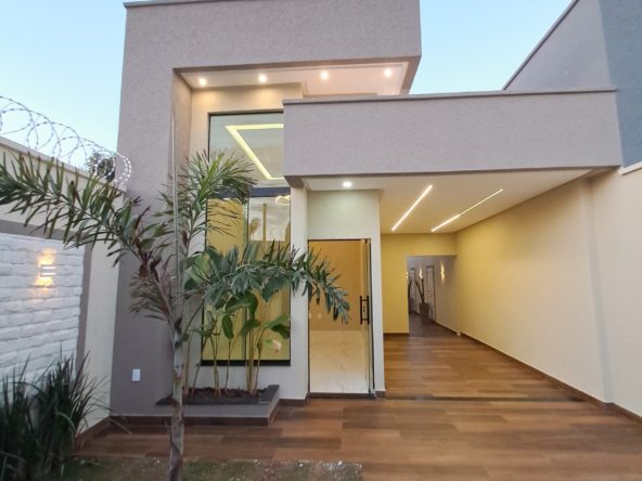 Ângulo principal da frente da Casa no Jardim Balneário Meia Ponte