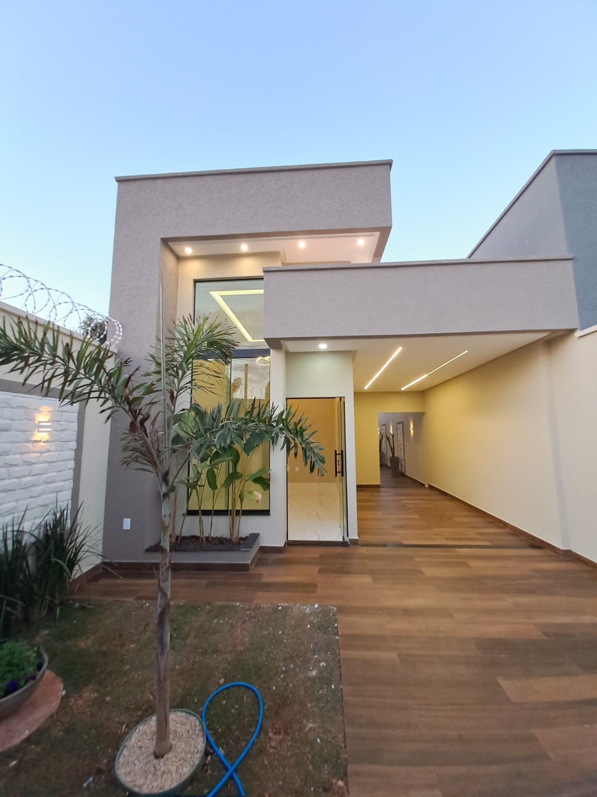 Ângulo principal da frente da Casa no Jardim Balneário Meia Ponte