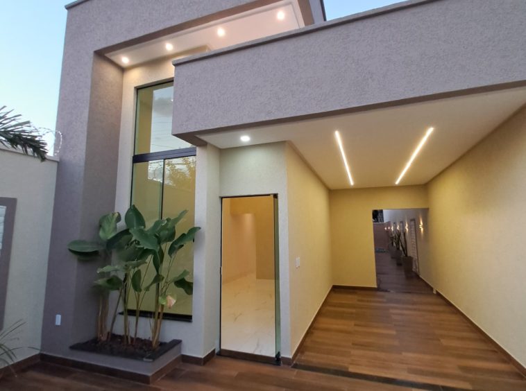Ângulo 1 da frente + garagem da Casa no Jardim Balneário Meia Ponte