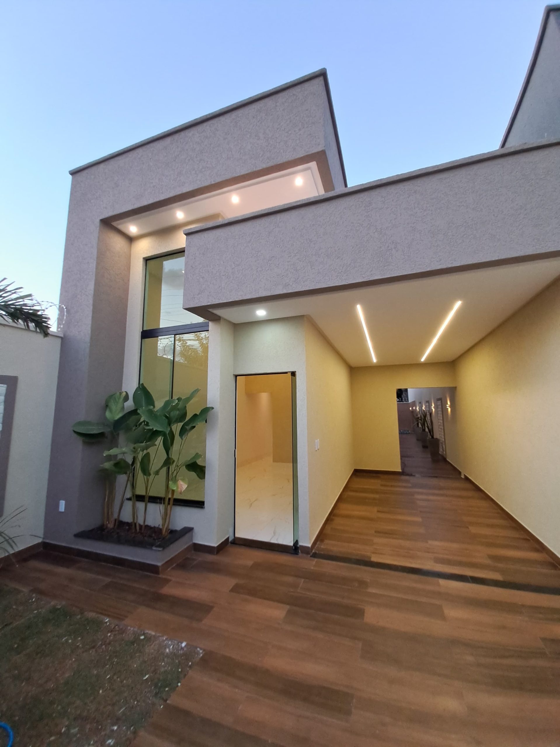 Ângulo 1 da frente + garagem da Casa no Jardim Balneário Meia Ponte