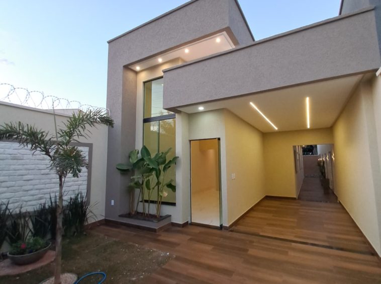 Ângulo 2 da frente + garagem da Casa no Jardim Balneário Meia Ponte