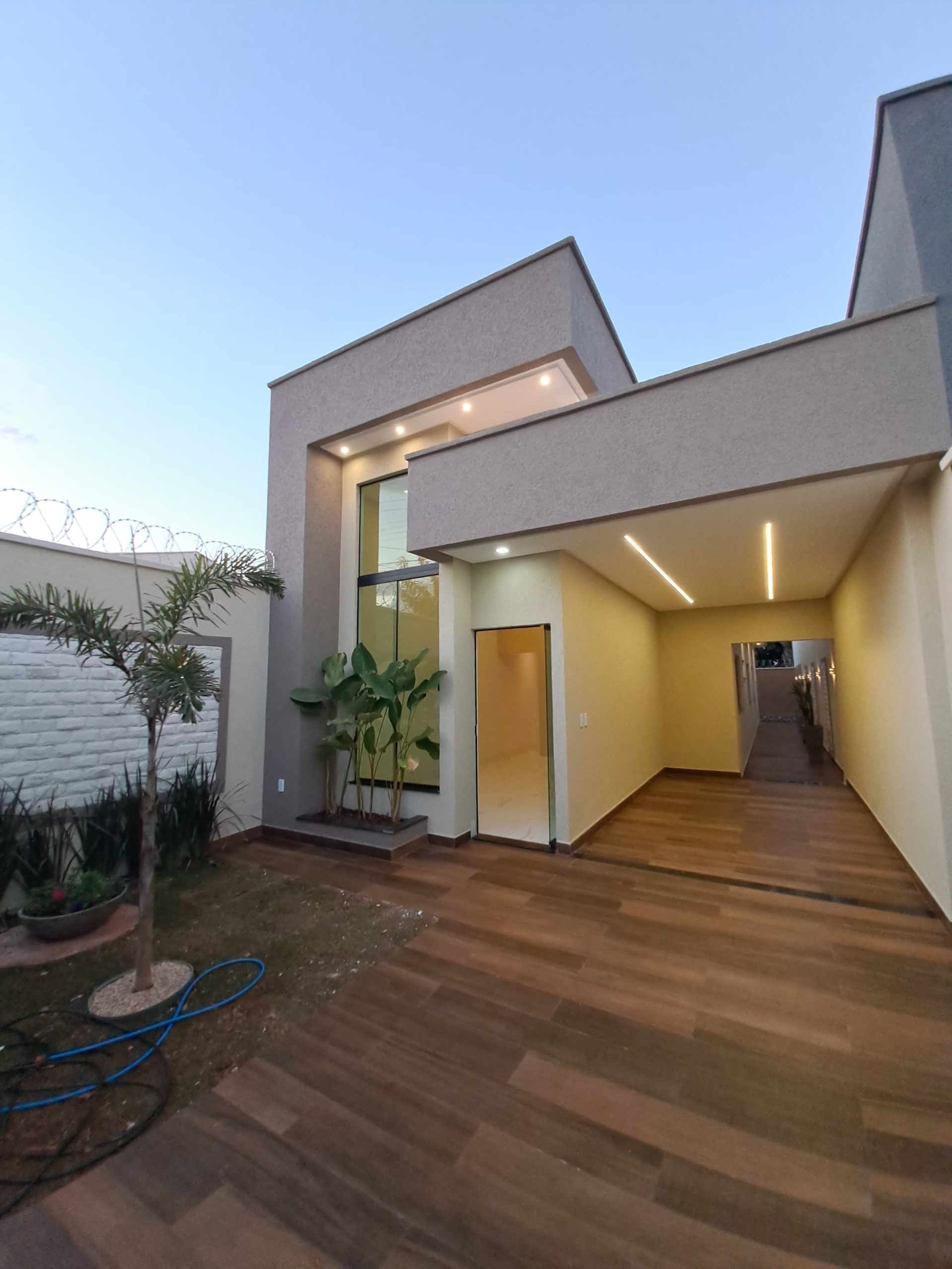 Ângulo 2 da frente + garagem da Casa no Jardim Balneário Meia Ponte