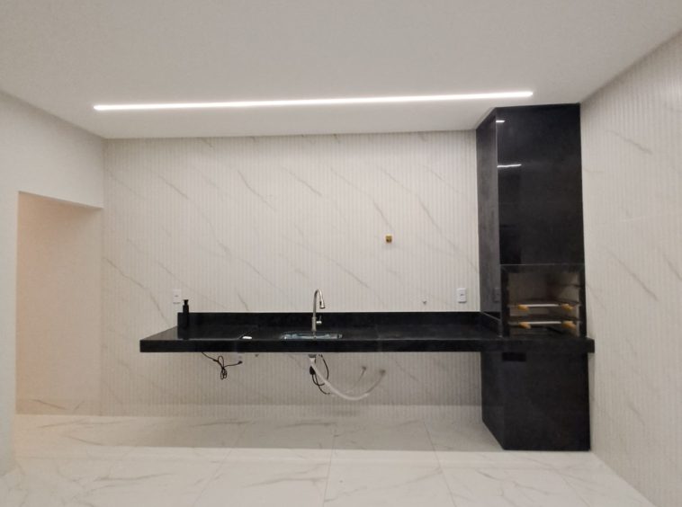 Ângulo 3 da Cozinha + churrasqueira da Casa no Jardim Balneário Meia Ponte