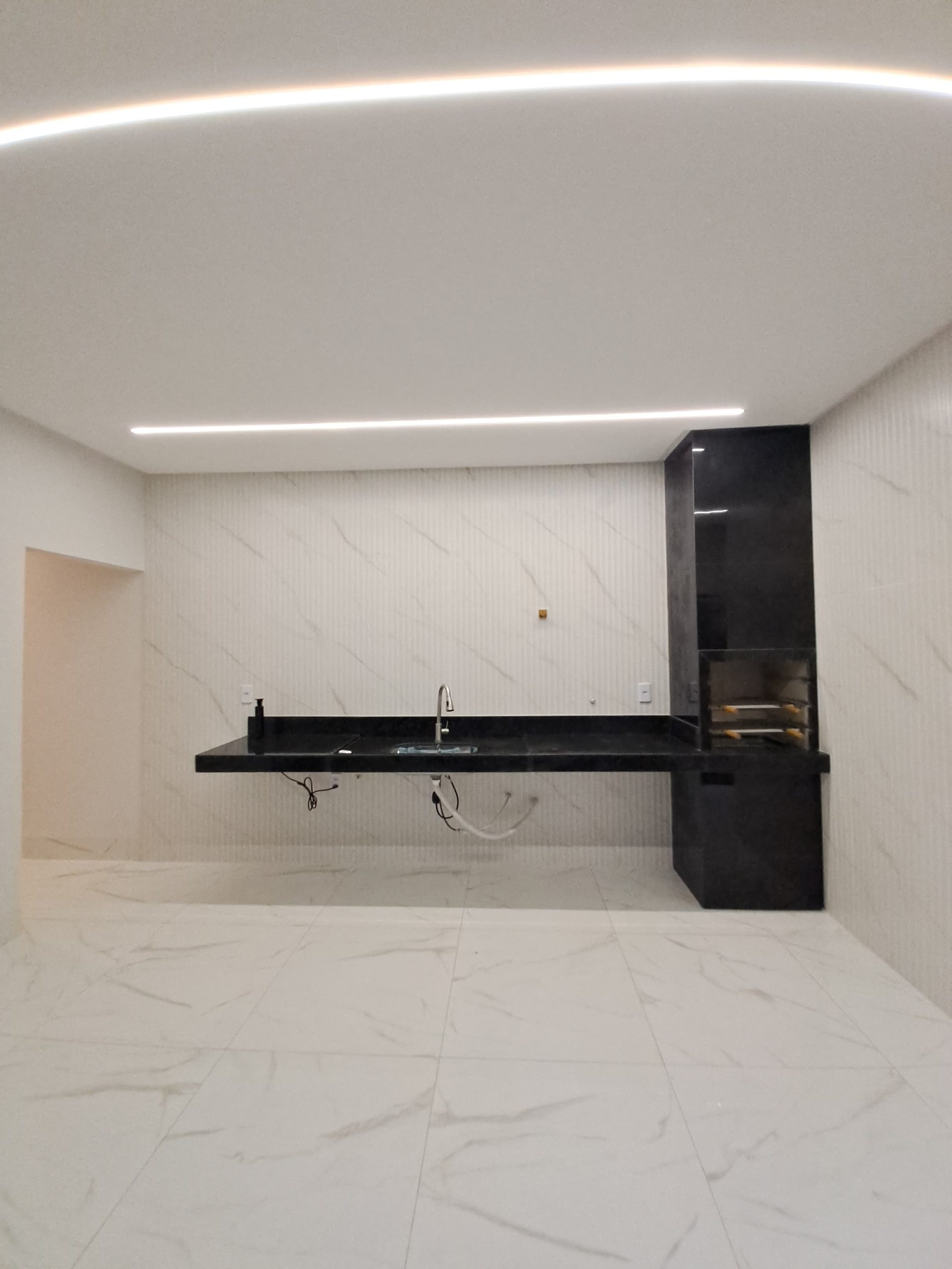 Ângulo 3 da Cozinha + churrasqueira da Casa no Jardim Balneário Meia Ponte