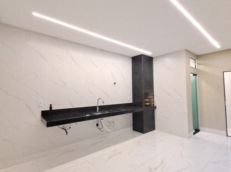 Ângulo 4 da Cozinha + churrasqueira da Casa no Jardim Balneário Meia Ponte