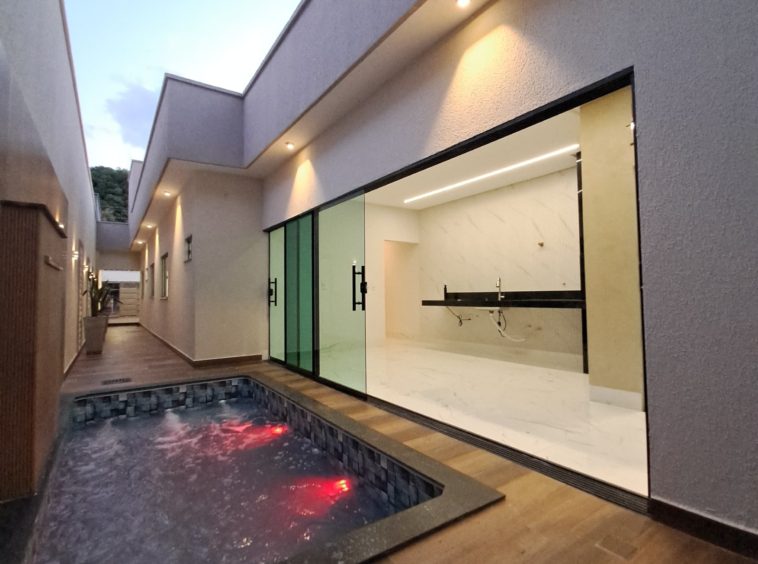 Ângulo 1 da piscina da Casa no Jardim Balneário Meia Ponte