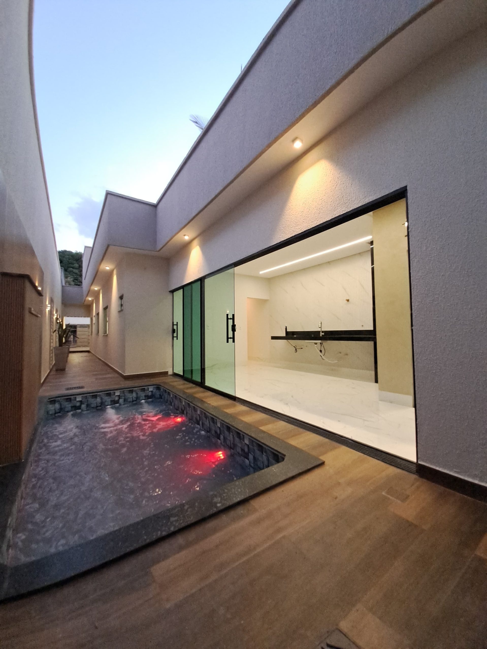 Ângulo 1 da piscina da Casa no Jardim Balneário Meia Ponte