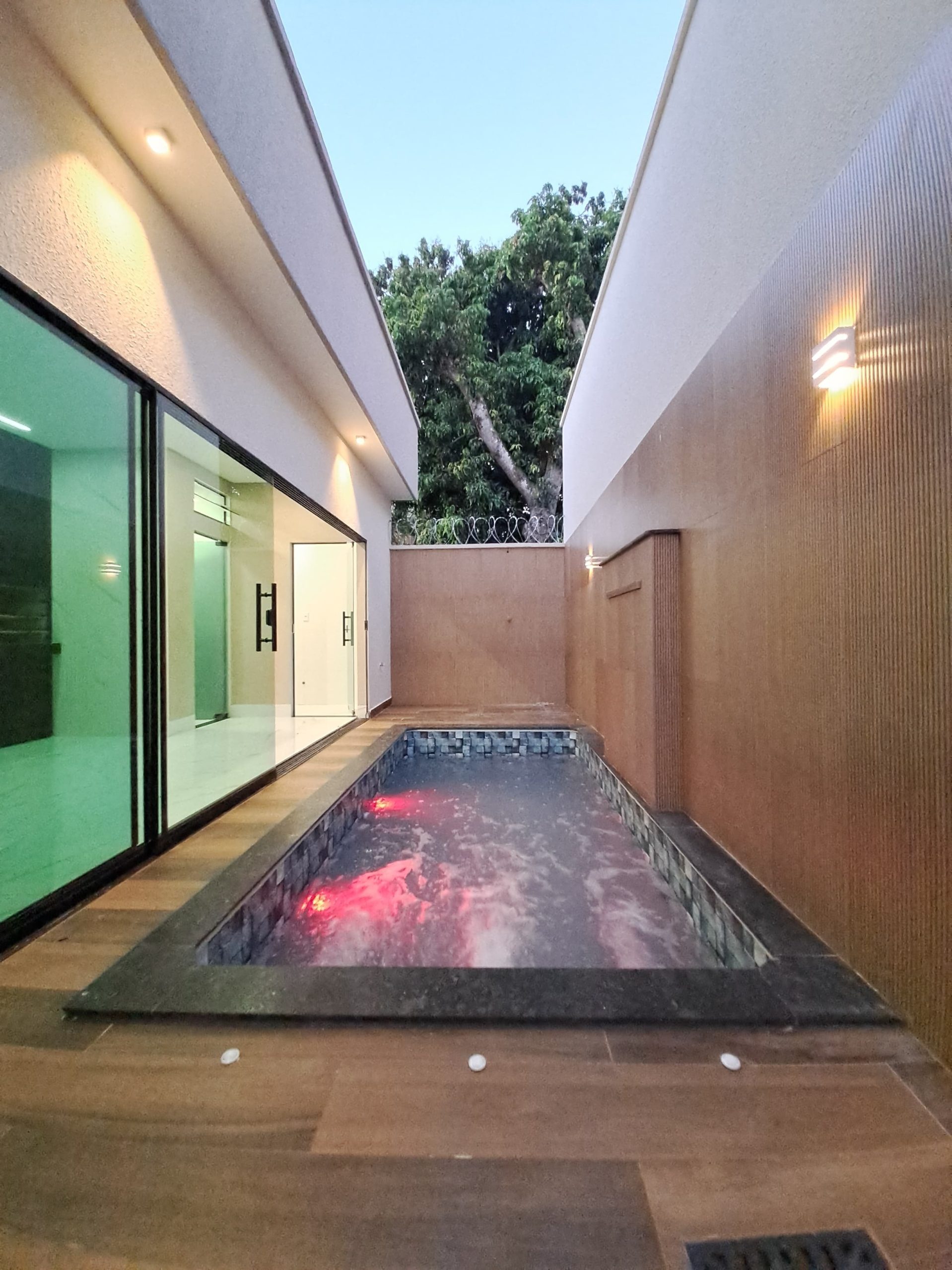 Ângulo 3 da piscina da Casa no Jardim Balneário Meia Ponte