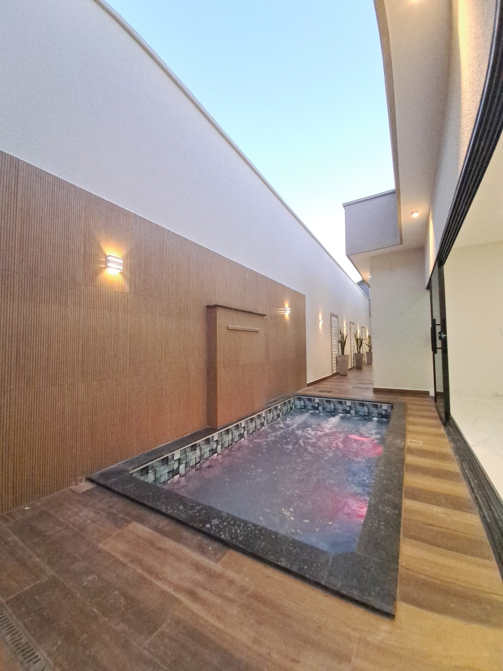 Ângulo 4 da piscina da Casa no Jardim Balneário Meia Ponte