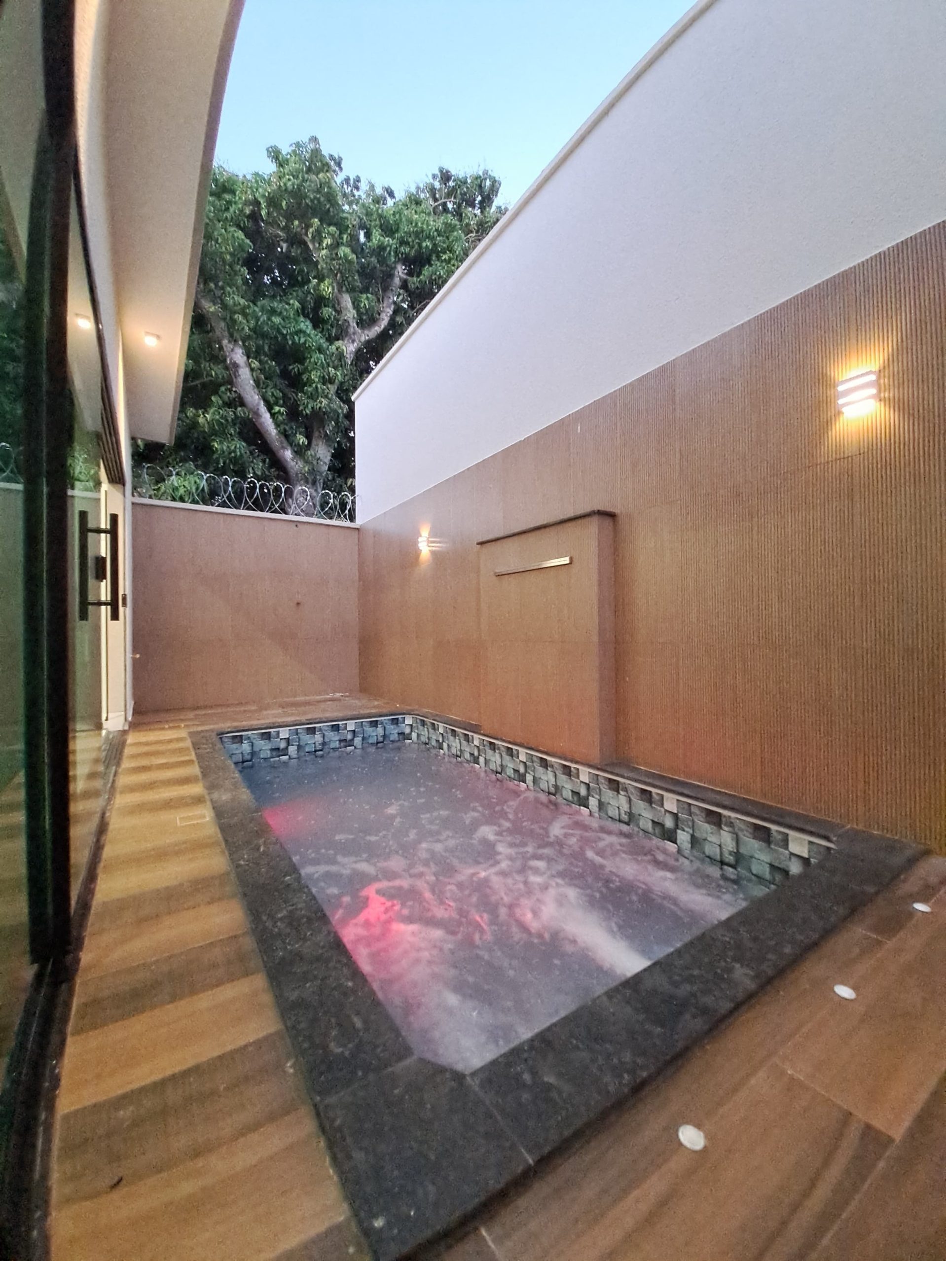 Ângulo 6 da piscina da Casa no Jardim Balneário Meia Ponte