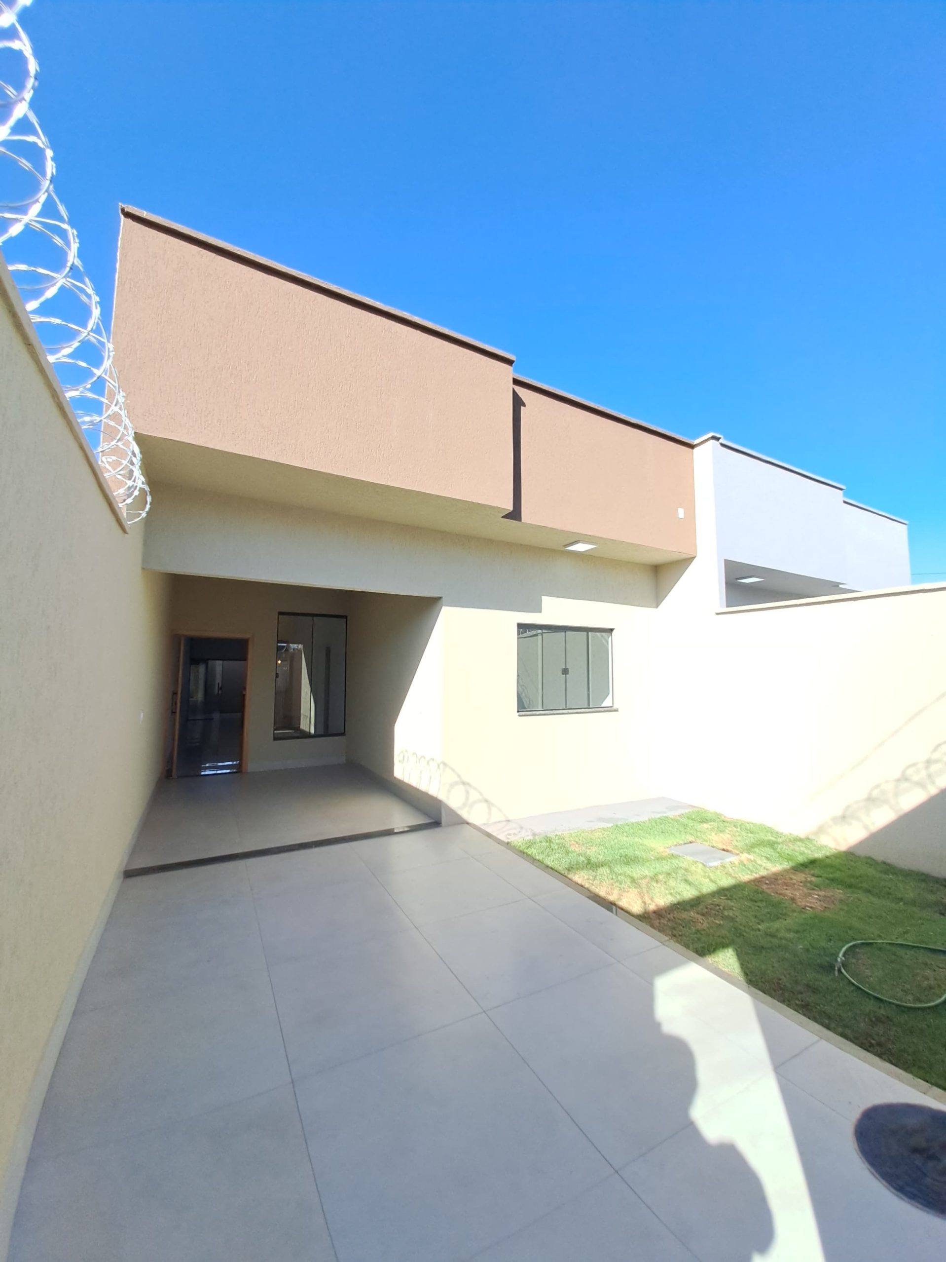 Ângulo 1 da Frente + garagem da Casa no Setor Alice Barbosa