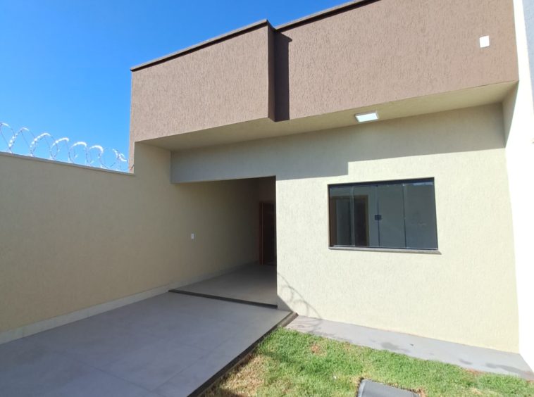 Ângulo 2 da Frente + garagem da Casa no Setor Alice Barbosa