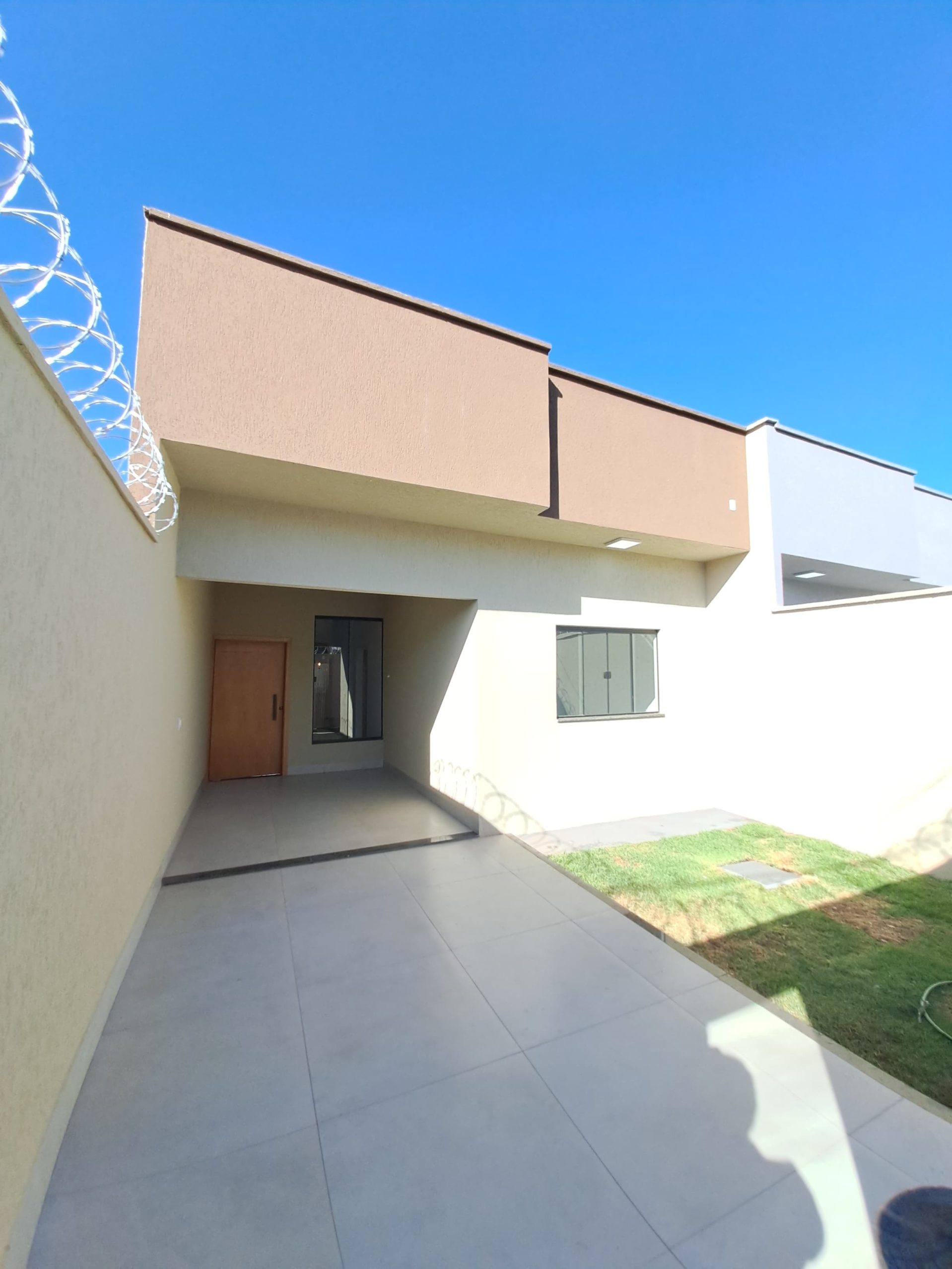 Ângulo 3 da Frente + garagem da Casa no Setor Alice Barbosa