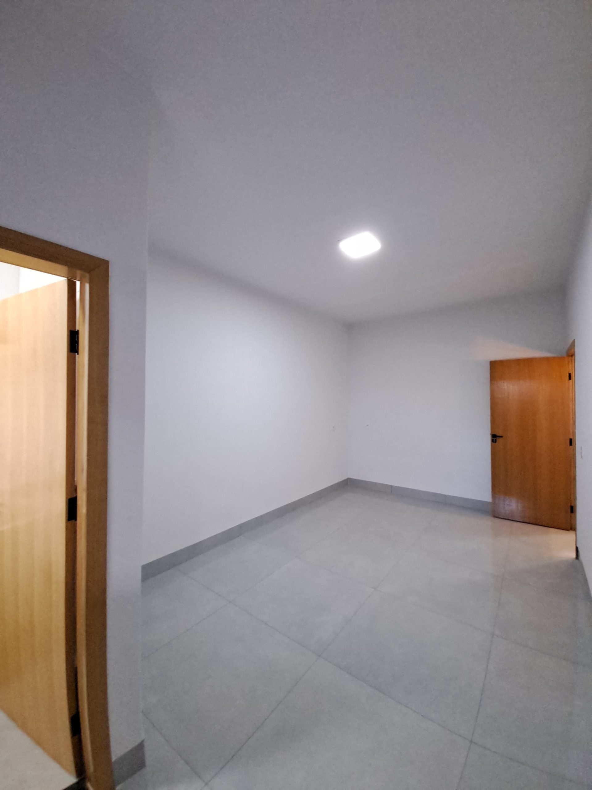 Ângulo 2 do Quarto suíte da Casa no Setor Alice Barbosa