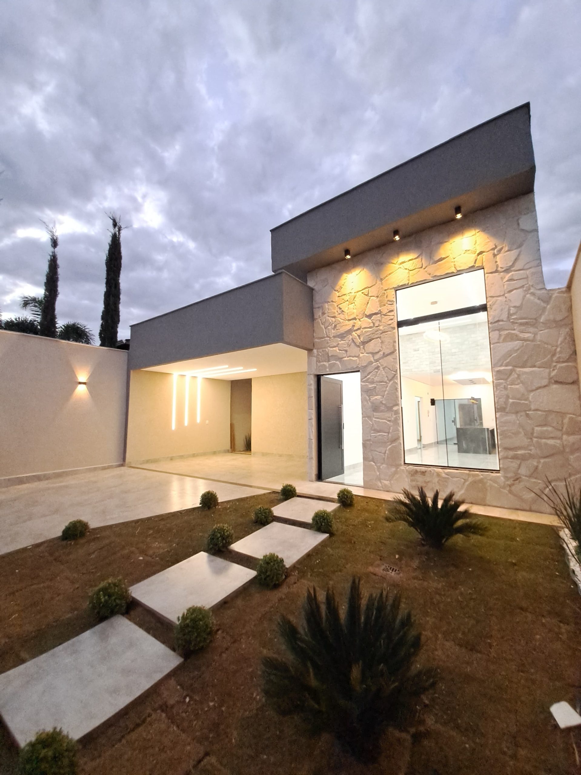 Ângulo 2 da Frente da Casa á venda no Setor Fim Social