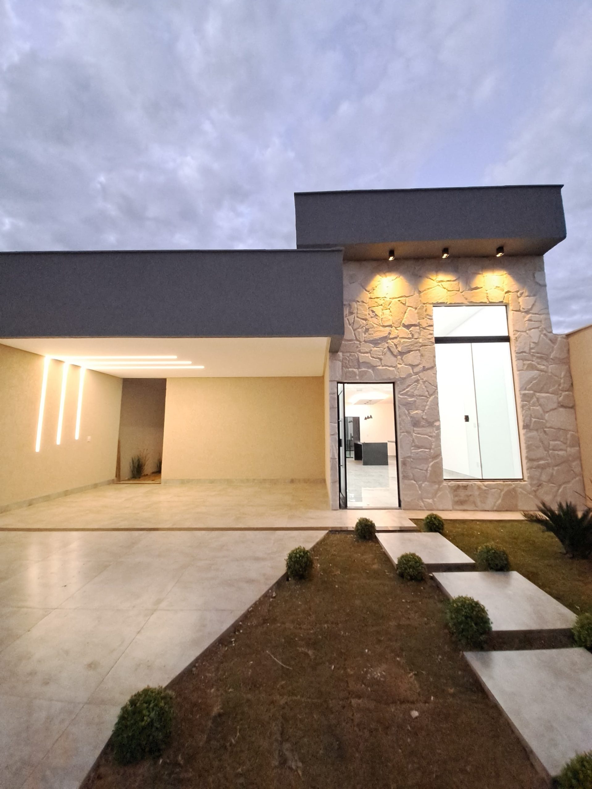 Ângulo 1 da Frente da Casa á venda no Setor Fim Social