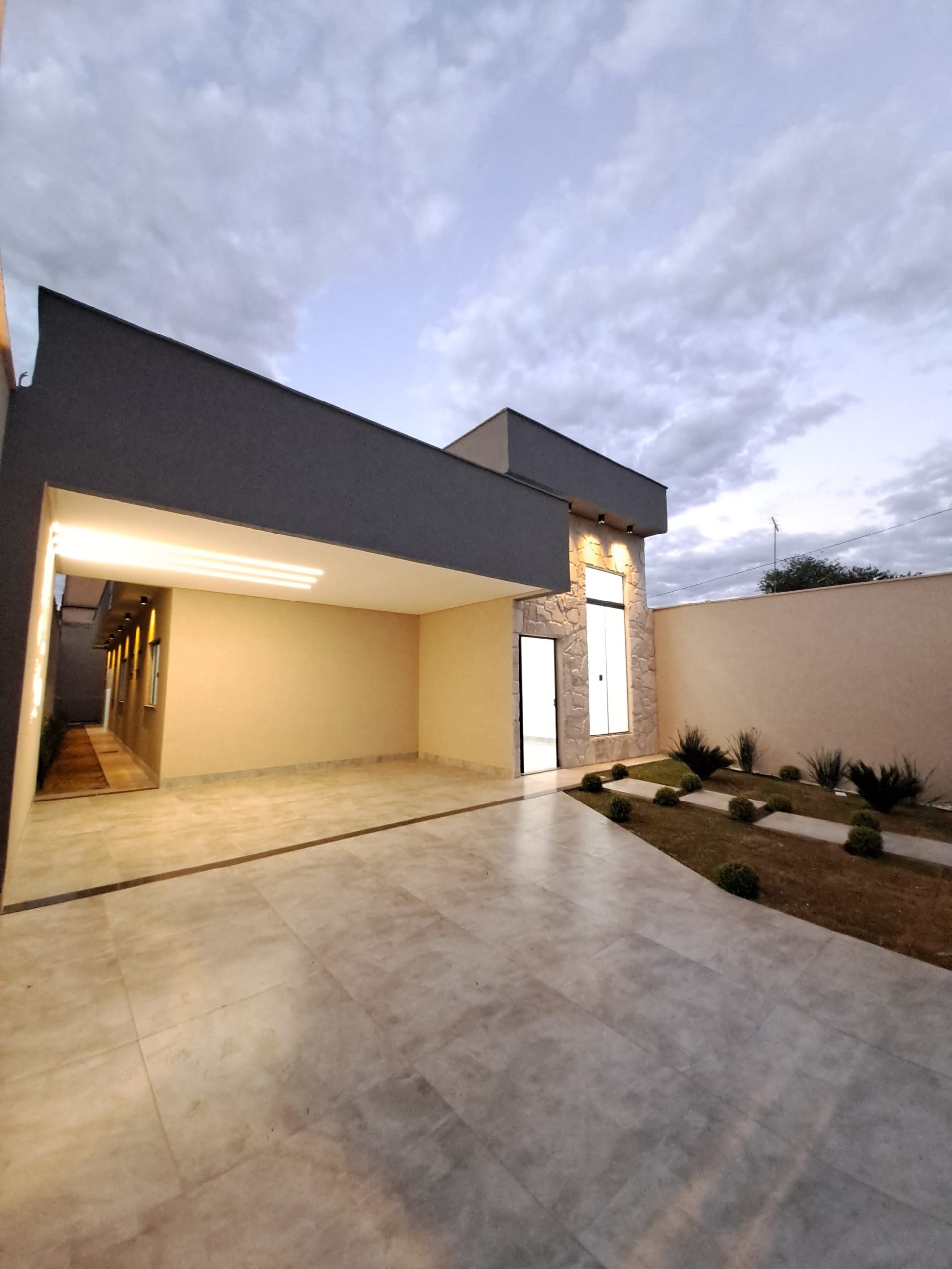 Ângulo 3 da Frente da Casa á venda no Setor Fim Social