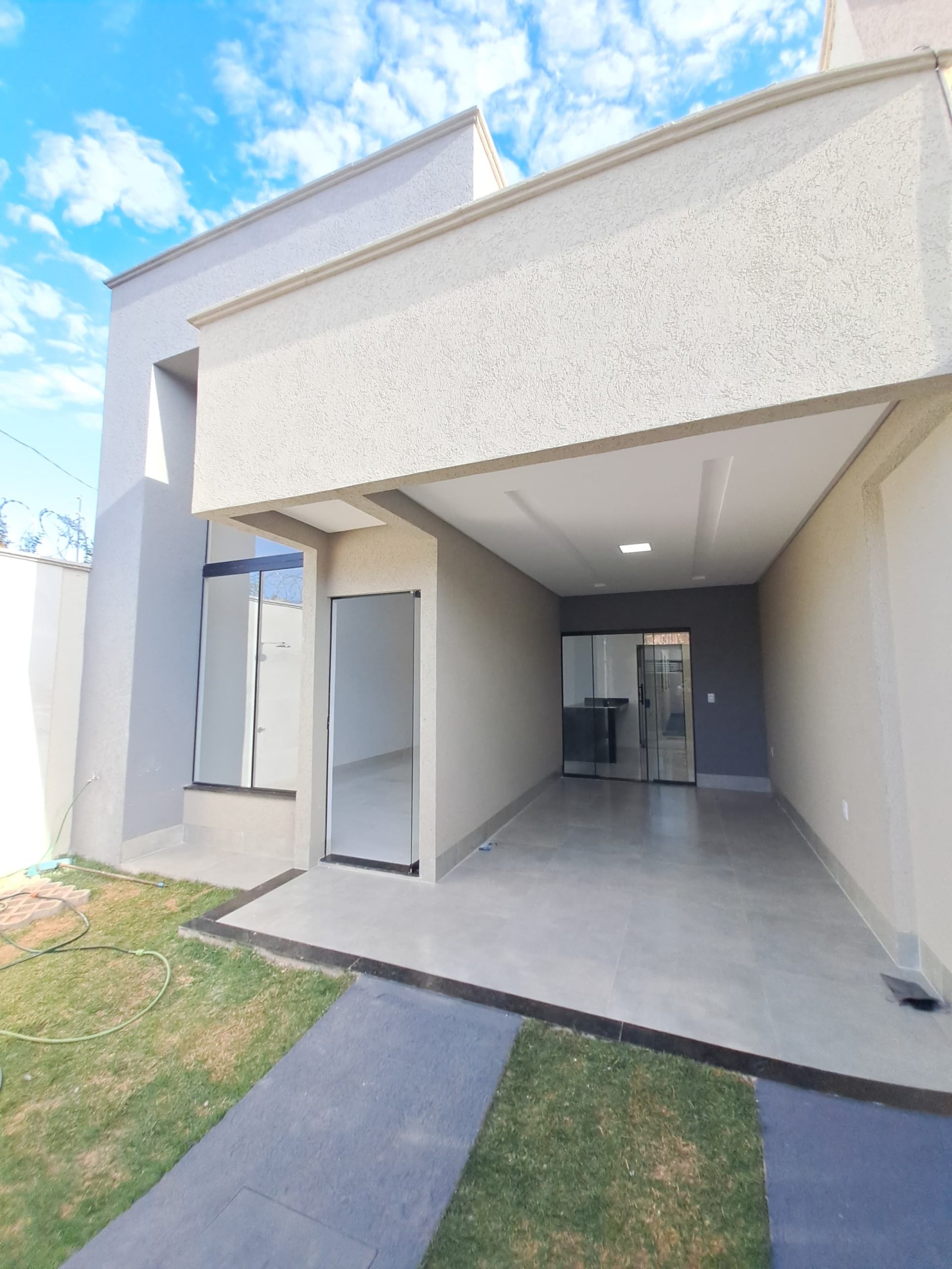 Ângulo 3 da Frente + garagem da Casa no Residencial Alice Barbosa