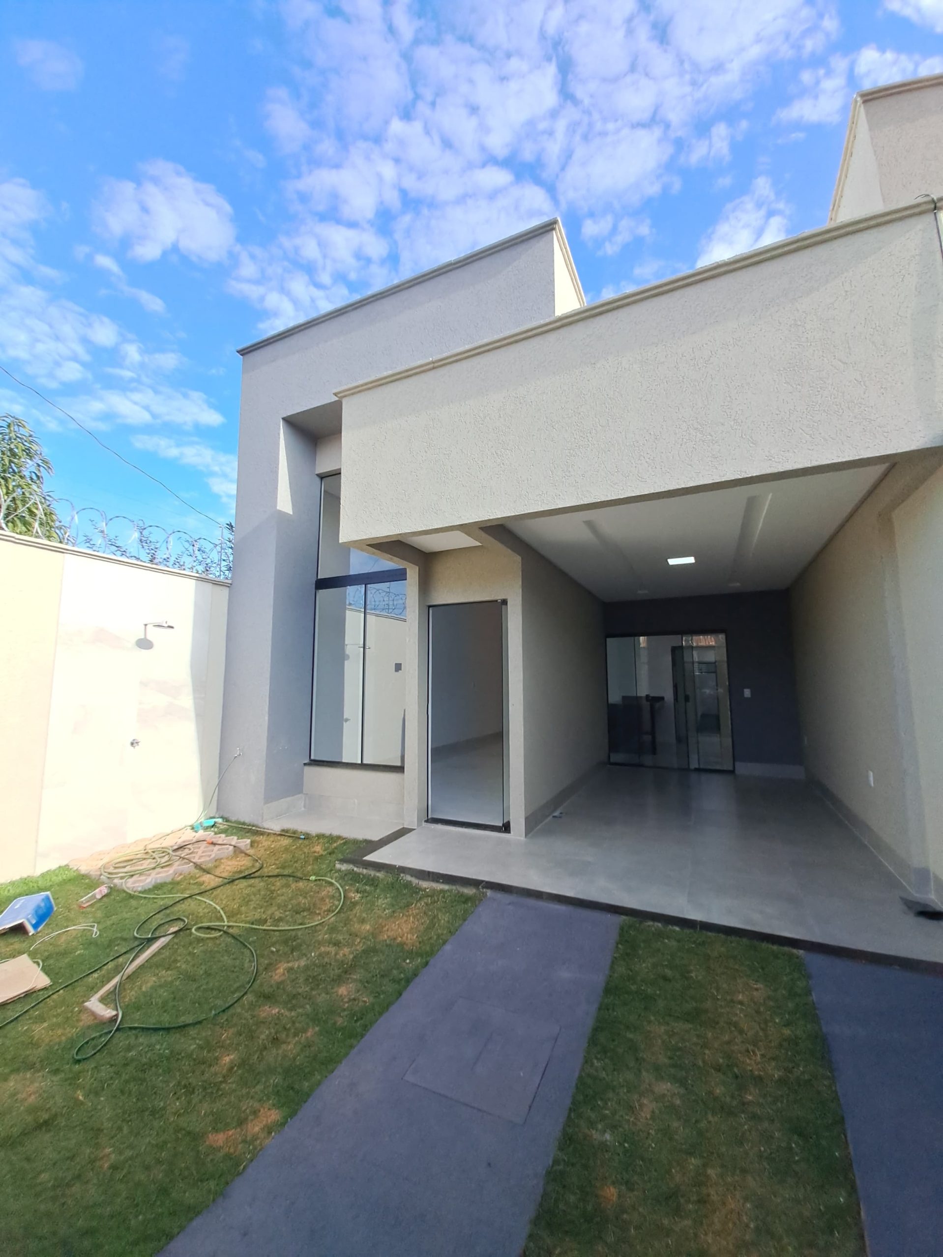 Ângulo 4 da Frente + garagem da Casa no Residencial Alice Barbosa