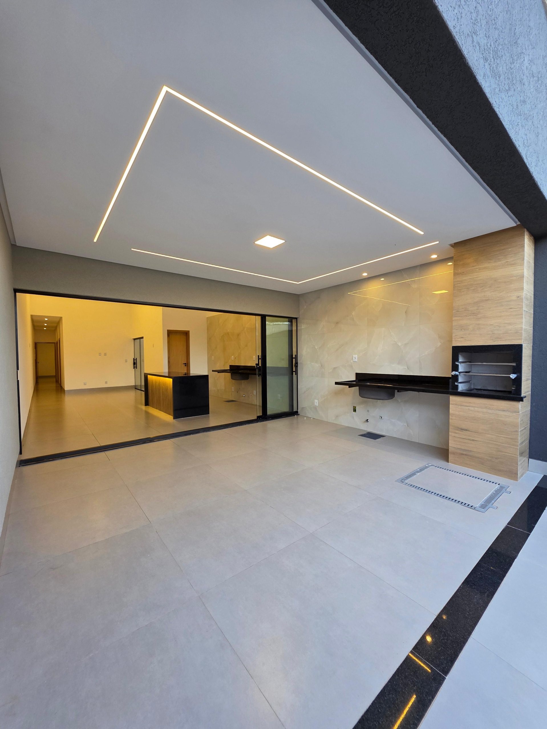 Garagem + churrasqueira da Casa no Residencial Hugo de Moraes