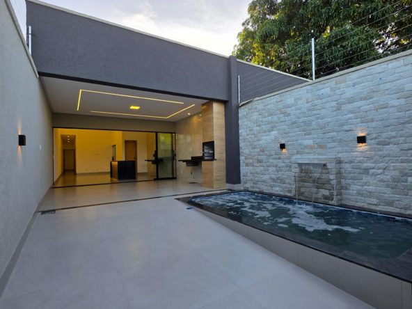 Frente + piscina da Casa no Residencial Hugo de Moraes