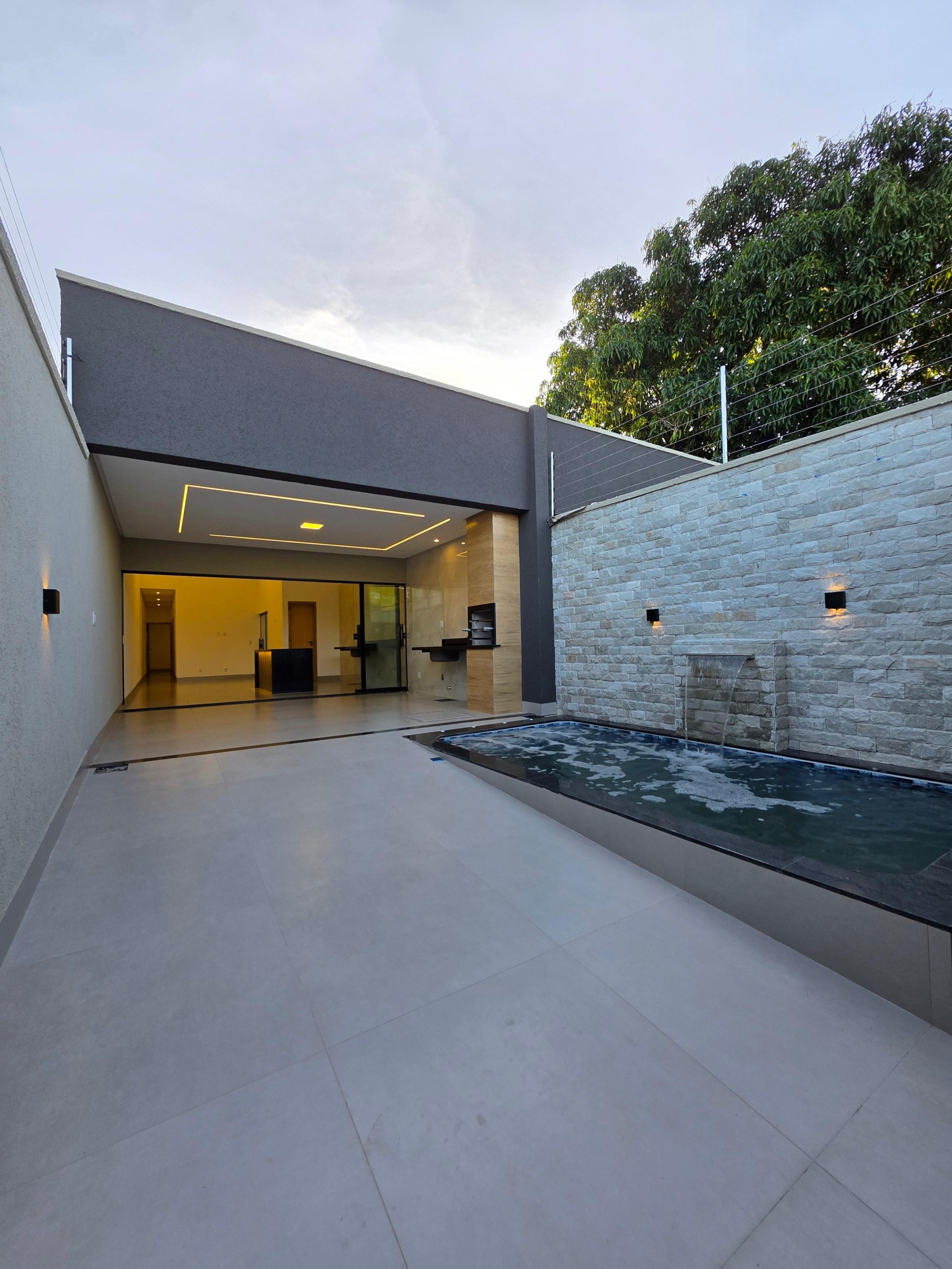 Frente + piscina da Casa no Residencial Hugo de Moraes