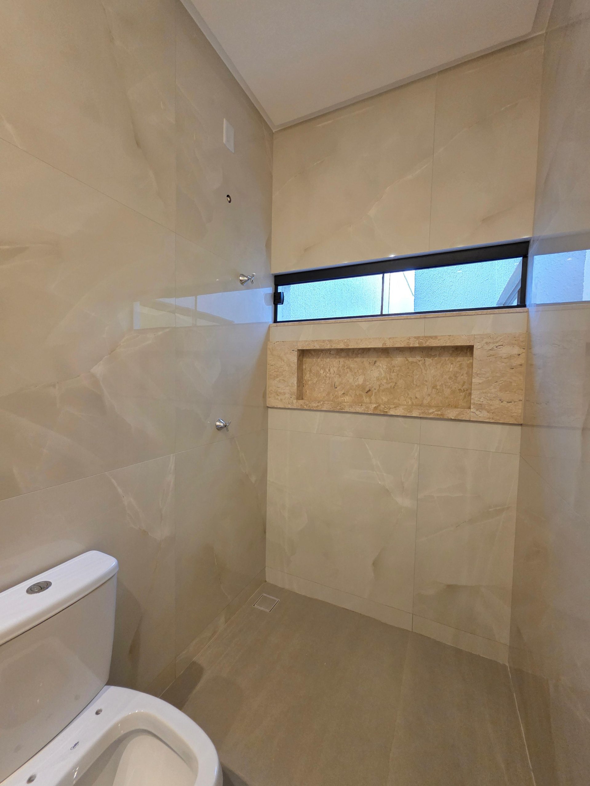Ângulo 1 do Banheiro da suíte da Casa no Residencial Hugo de Moraes