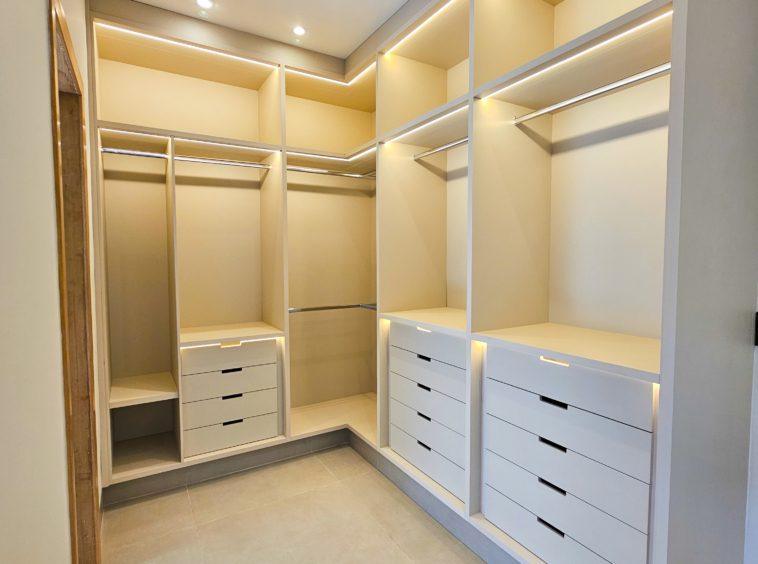 Closet da Suíte master na Casa no Três Marias