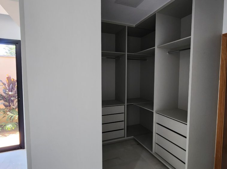 Closet da Suíte Principal (foto 1) da Casa no Portal Sol Garden