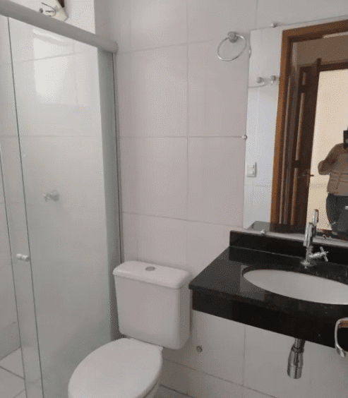 Banheiro 1 do Apto 2 Quartos no Tropicale