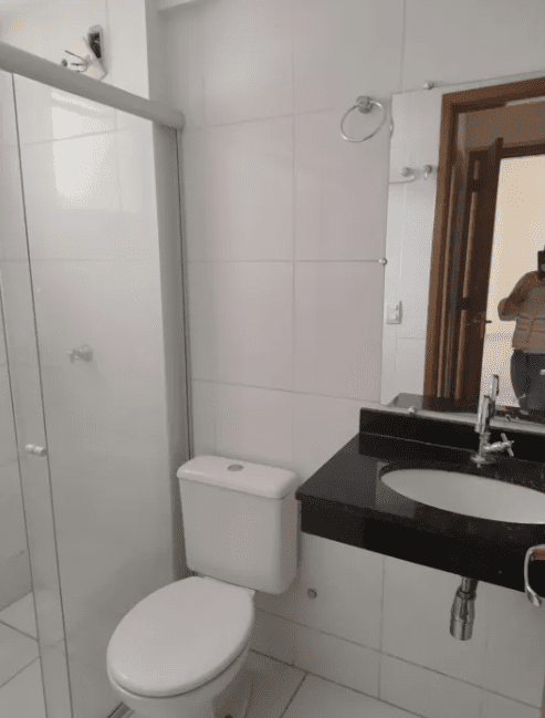 Banheiro 1 do Apto 2 Quartos no Tropicale