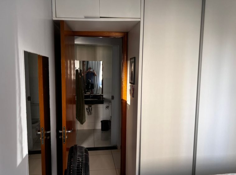 Banheiro da Suíte no Apartamento no Setor Cândida de Morais