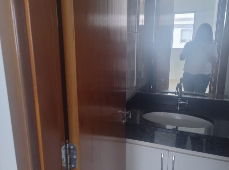 Banheiro da Suíte (foto 1)no Apartamento no Tropicale