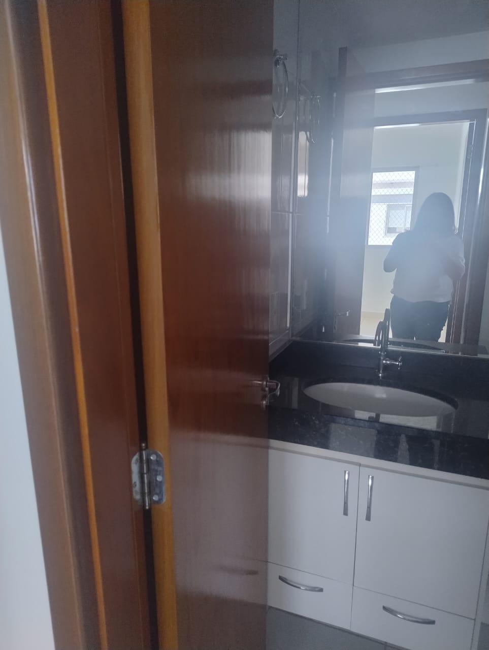Banheiro da Suíte (foto 1)no Apartamento no Tropicale