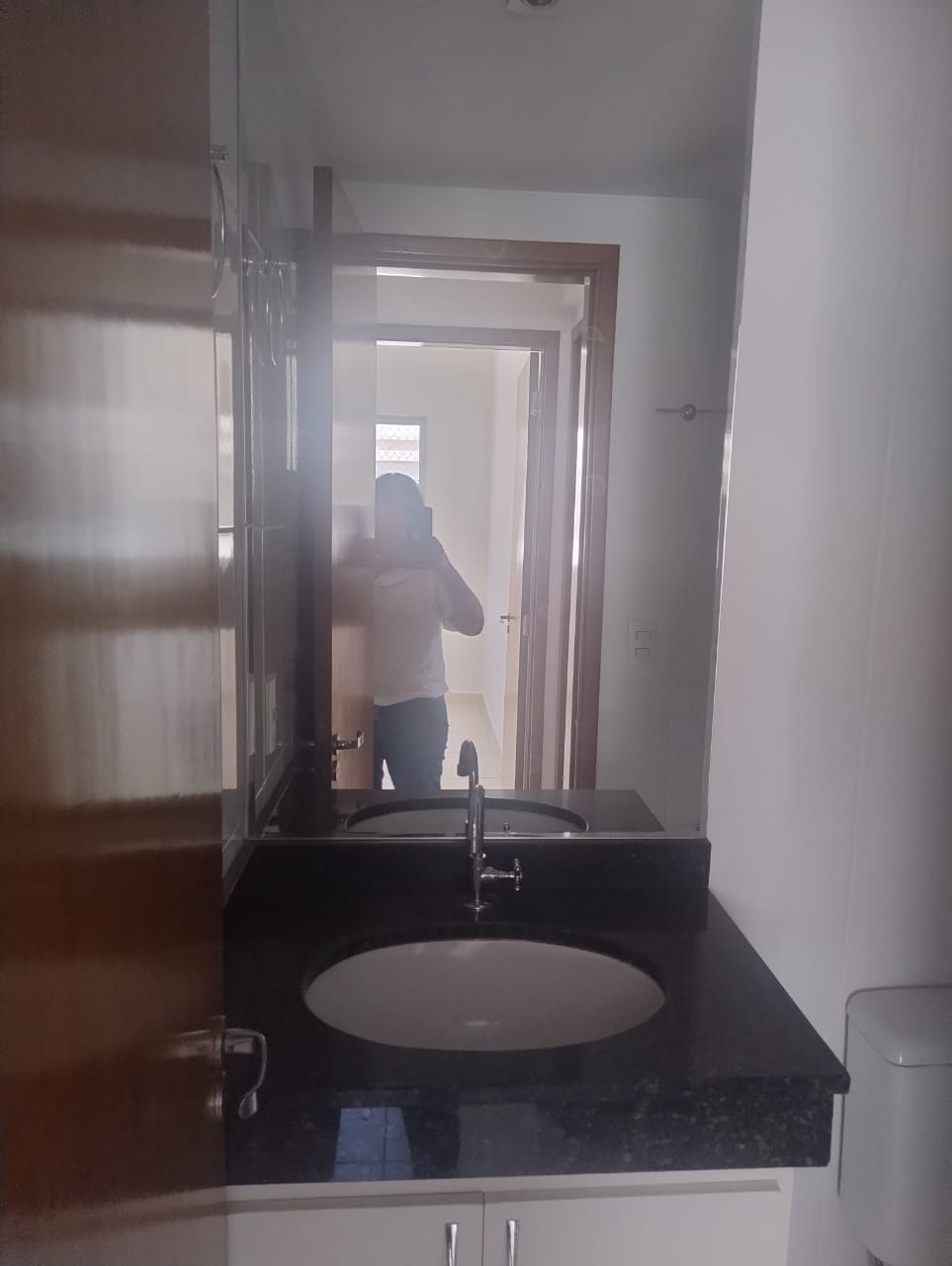 Banheiro da Suíte (foto 2)no Apartamento no Tropicale