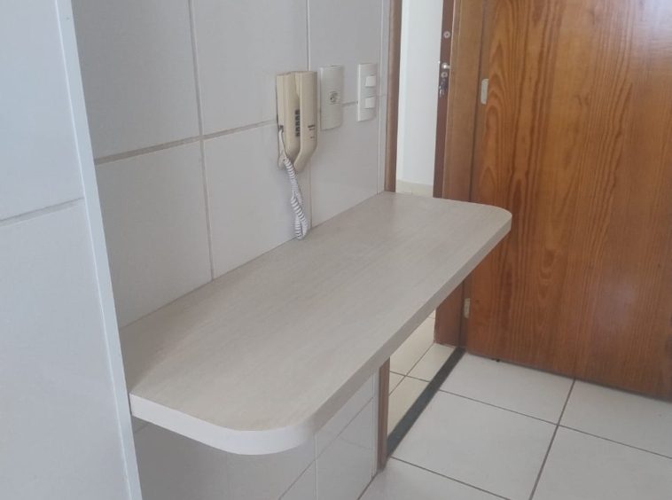 mesa suspensa da cozinha do Apartamento no Tropicale