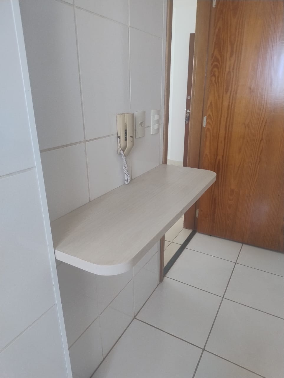 mesa suspensa da cozinha do Apartamento no Tropicale